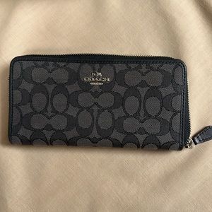 Authentic Coach Wallet -LIKE NEW